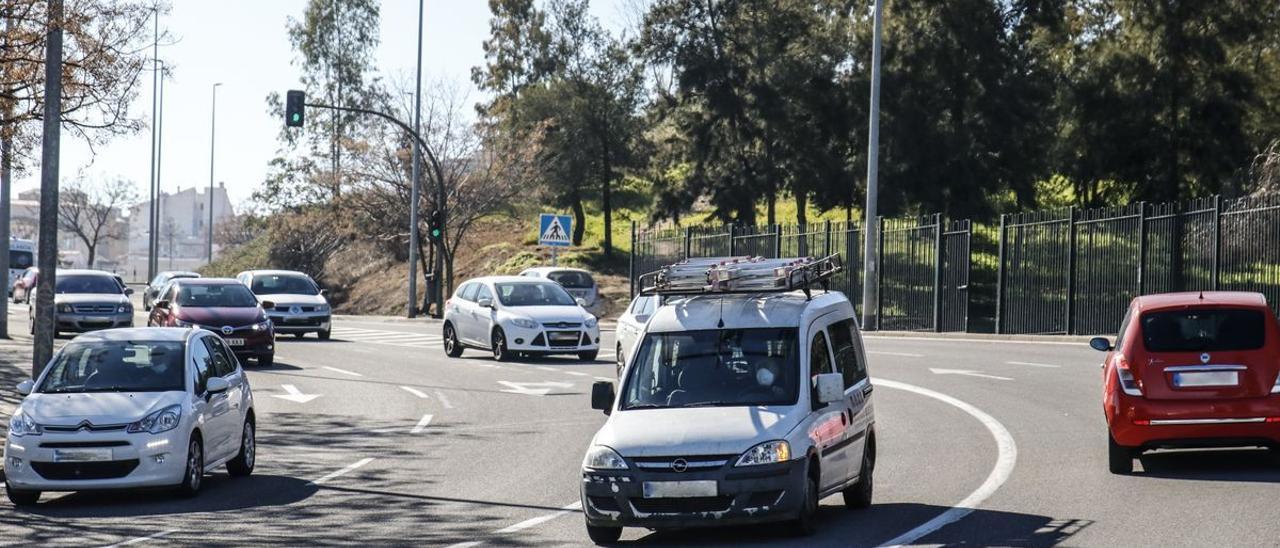 Vehículos a su paso por la avenida de las Delicias, en Cáceres.