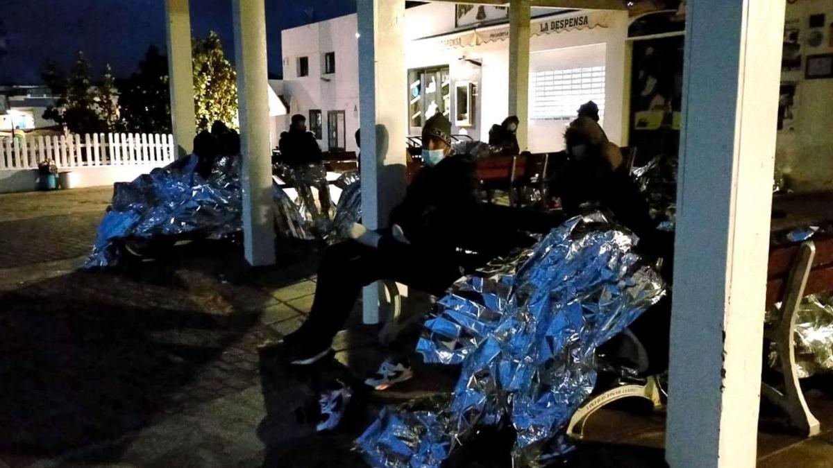 Inmigrantes llegados a La Graciosa en la madrugada del lunes. | | AYUNTAMIENTO DE TEGUISE