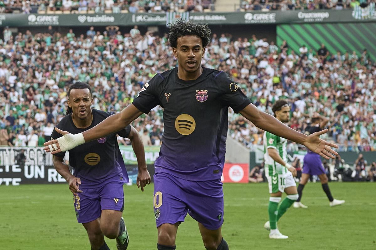 Lamine Yamal se dirige hacia la grada para celebrar el 0-1 perseguido por Jules Kounde.