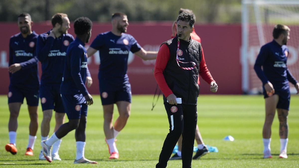 Míchel dirige el último entrenamiento del Girona antes de jugar en Montjuïc contra el Barça.
