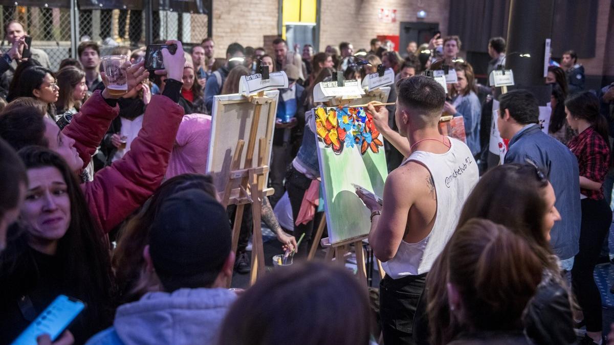 Batalla que ni pintada. Participantes de la última `Art Battle¿, el pasado sábado, en la Antiga Fàbrica Estrella Damm.