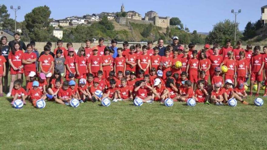 Un centenar de jóvenes deportistas clausuran el XI Campus de Fútbol