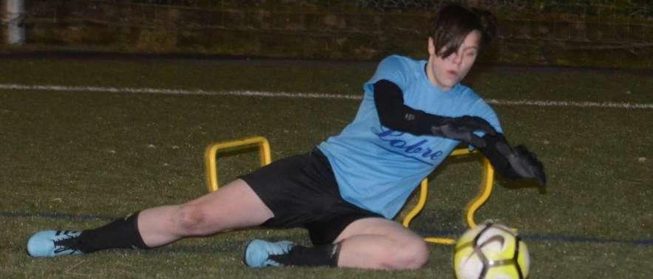 Nuria Gómez Sánchez, en el entrenamiento del Chispa de Corón celebrado ayer. // Noé Parga