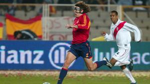 Puyol, en una acción del España-Perú disputado en Montjuïc el 18 de febrero de 2004.