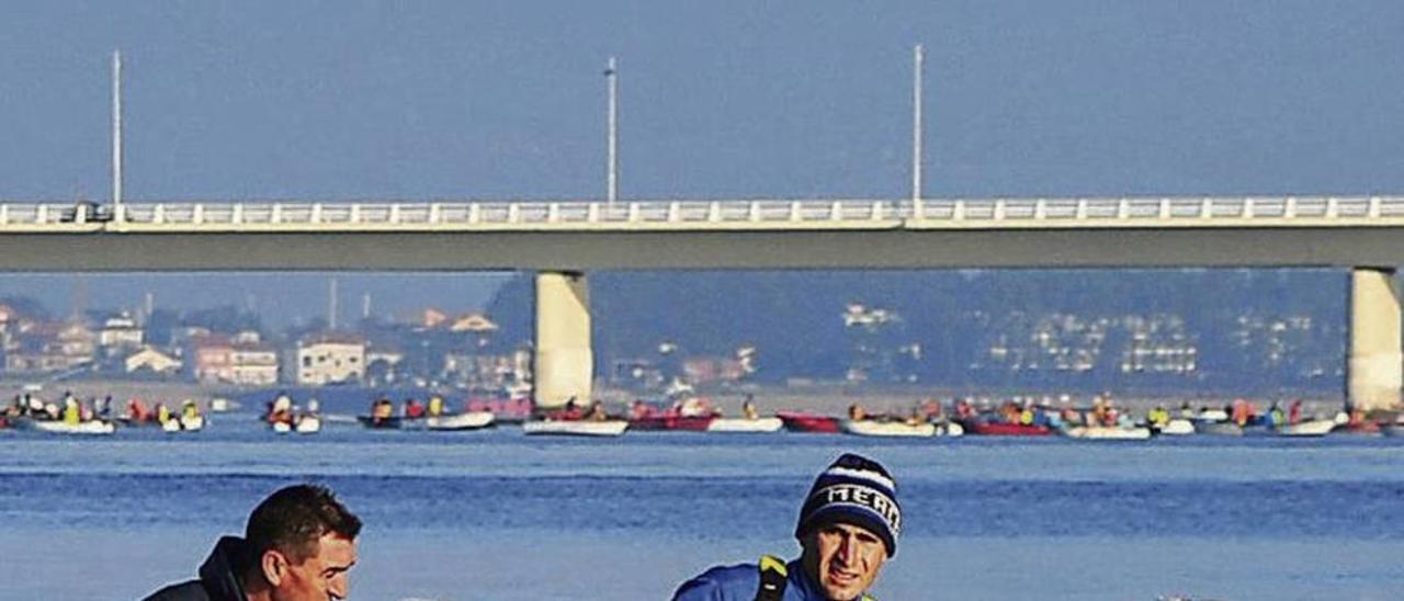 Pescadores de anguila en la ría de Arousa. // Iñaki Abella