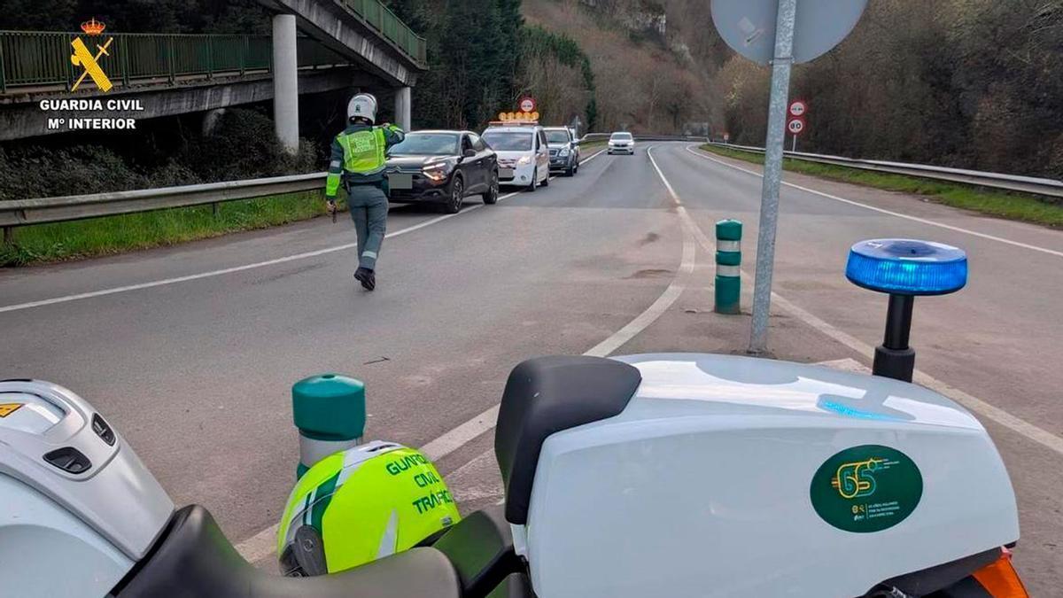 Multa de 30.000 euros, la Guardia Civil revisa los móviles de los conductores asturianos