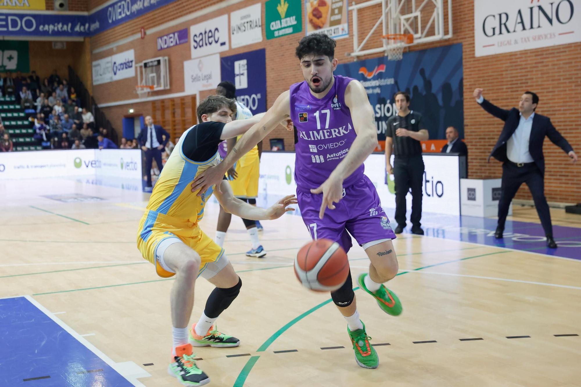 Día histórico en Pumarín: el Alimerka Oviedo gana (68-66) al Estudiantes y da un paso hacia la permanencia