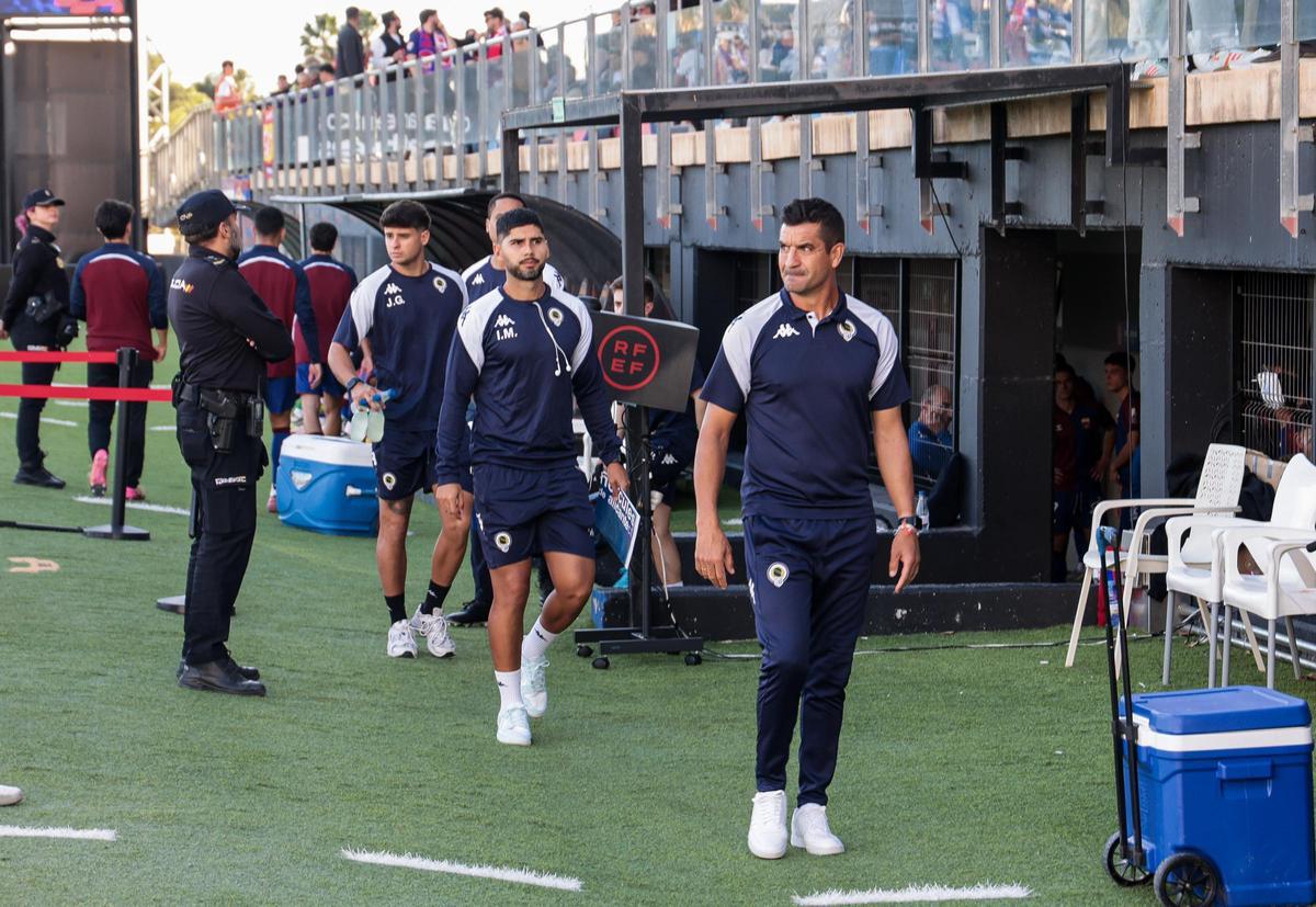 Rubén Torrecilla, en su último partido como técnico del Hércules, en el Pepico Amat, en Elda.