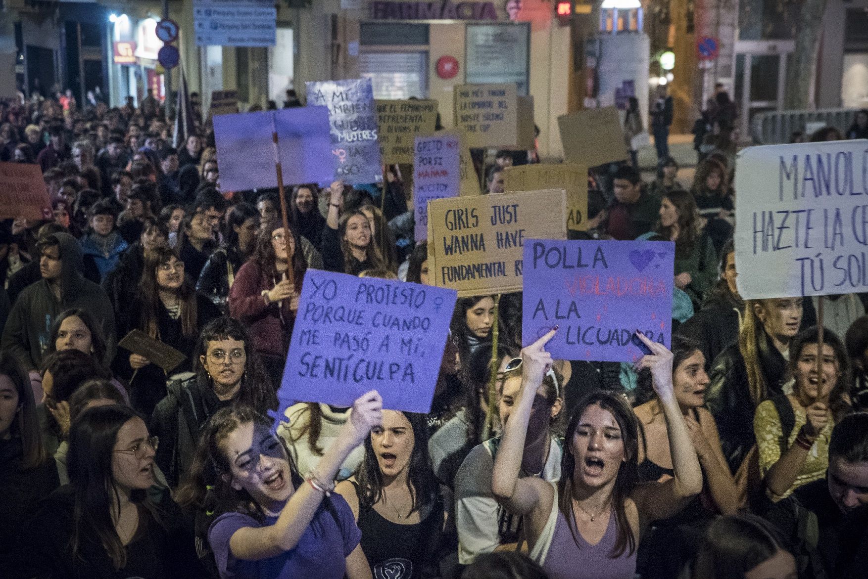 Manresa condemna la violència masclista en la manifestació del 8M