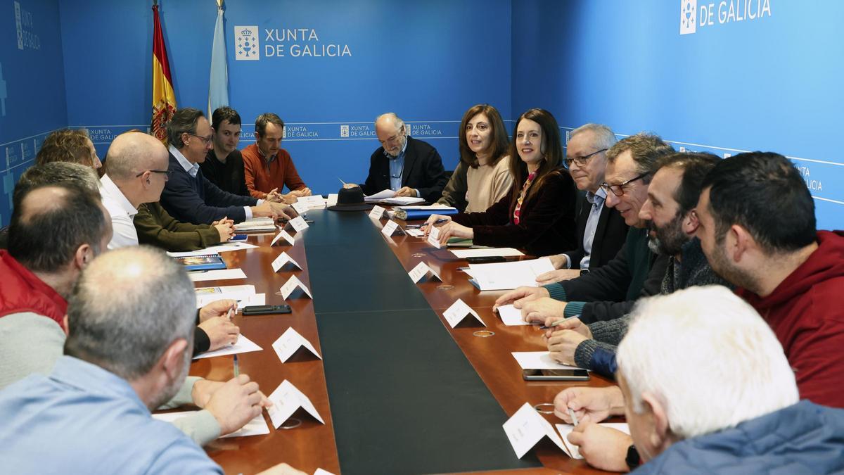 Vázquez y Gómez, junto a representantes del sector porcino y de la caza.