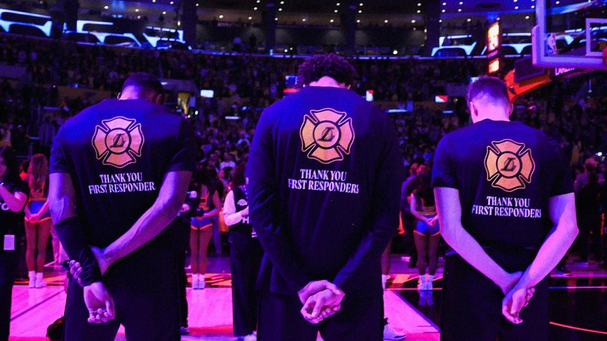 Los angelinos viven momentos complicados por los incendios que acorralan a la ciudad californiana y saltaron a calentar con unas camisetas especiales con el logo del Departamento de Bomberos angelino y el mensaje 'Gracias Socorristas'.