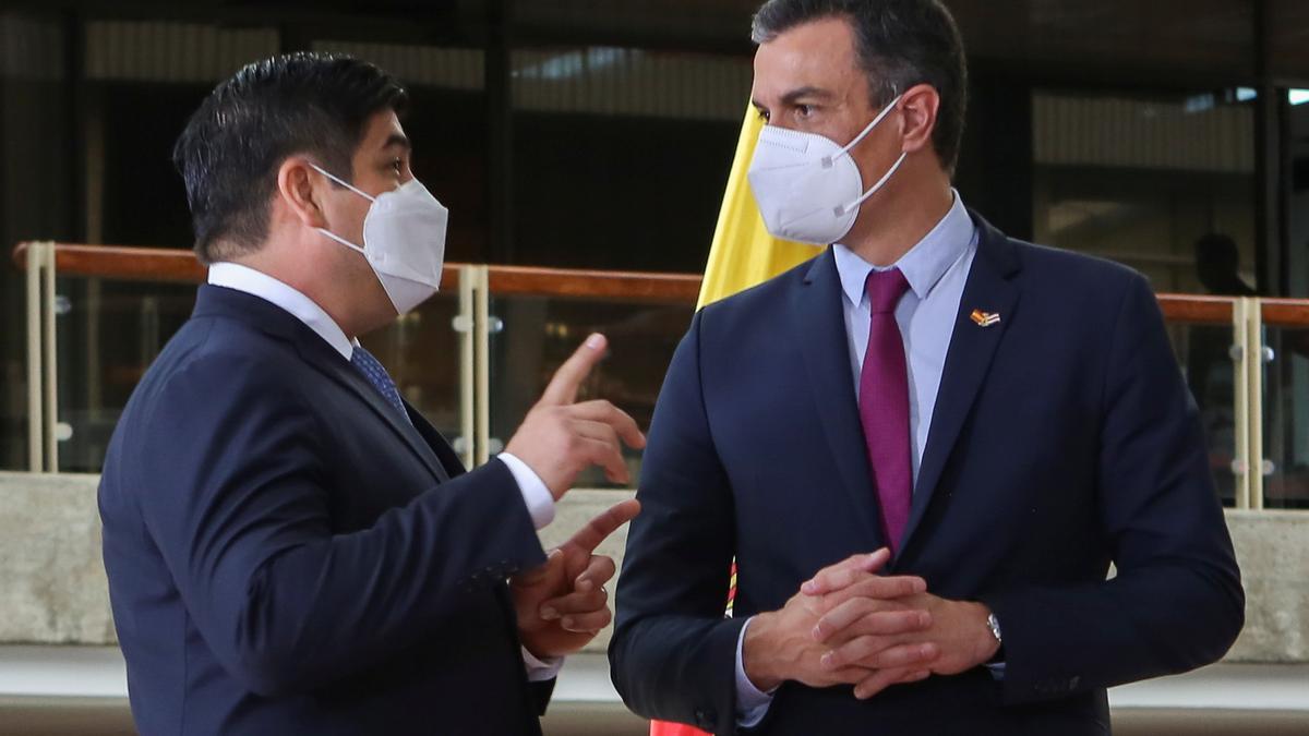 El presidente del Gobierno, Pedro Sánchez, conversa con el presidente de Costa Rica, Carlos Alvarado, durante su reunión en San José este 11 de junio de 2021.