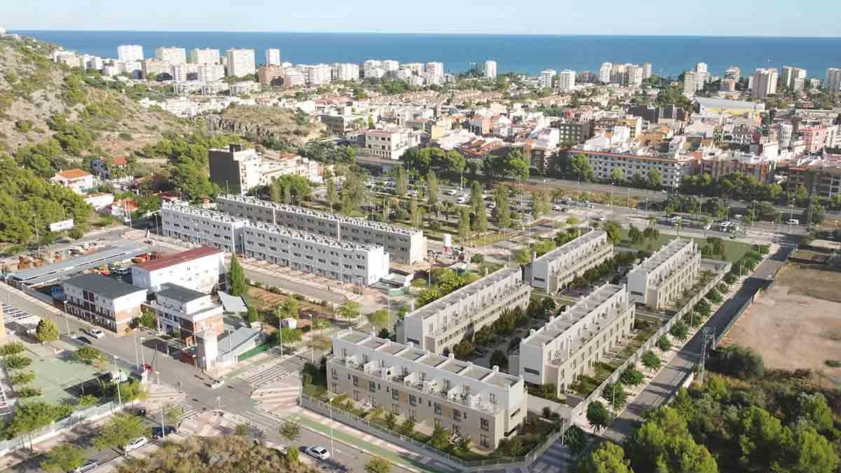 Promoción de viviendas inacabada en una localidad costera de Castellón.