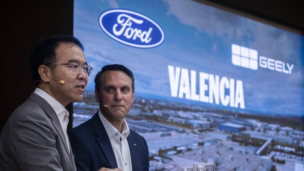 Victor Young, vicepresidente de Geely, y Jim Baumbick, presidente de Ford Europa, durante la presentacion del acuerdo entre ambas compañías, en la factoria de Almussafes.