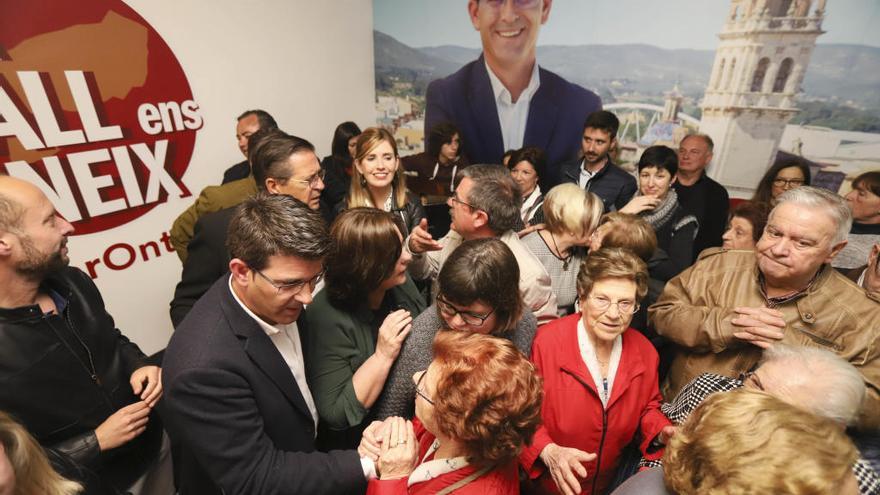 Rodríguez saluda a una de las asistentes al estreno de la sede.