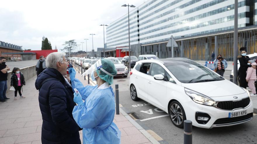 La incidencia del covid sigue disparada en Asturias con casi 5.000 casos entre viernes y sábado, pero los hospitales aguantan el envite