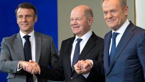 Emmanuel Macron, Olaf Sholz y Donald Tusk, durante la reunión que han mantenido este viernes en Berlín.