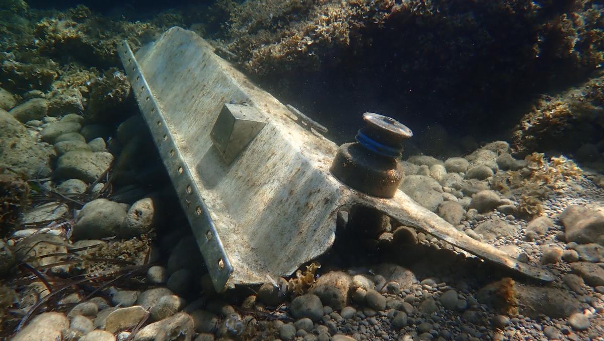 Parte de la estructura de la embarcación, en el fondo marino.