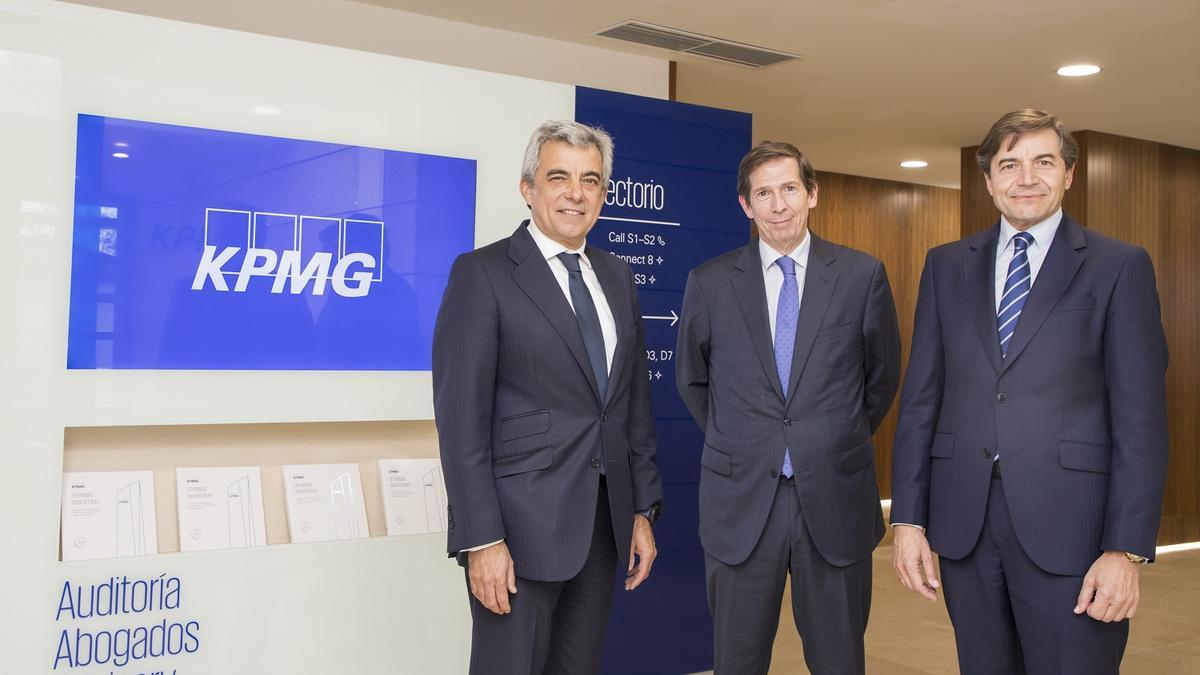 Nicolás Sierra (socio responsable de KPMG en Andalucía), Jorge León (nuevo socio de KPMG Abogados) y Fernando Marcos (socio responsable de KPMG en Málaga).