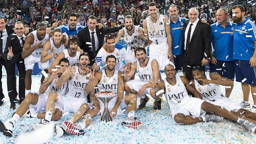 Los jugadores del Madrid celebran el título.