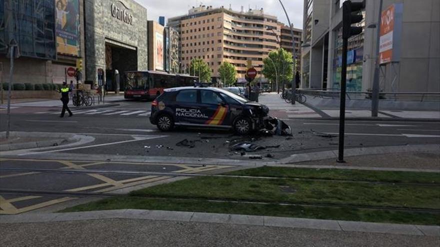 tres heridos tras chocar con un coche policial