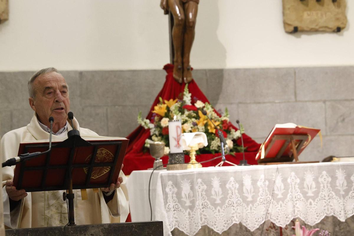 La procesión del Cristo de la Abadía de Cenero, en imágenes