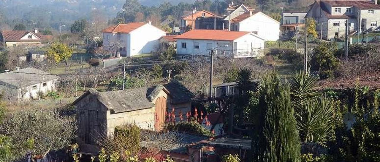 Viviendas en Mourente, parroquia que está fuera de la exención. // RV