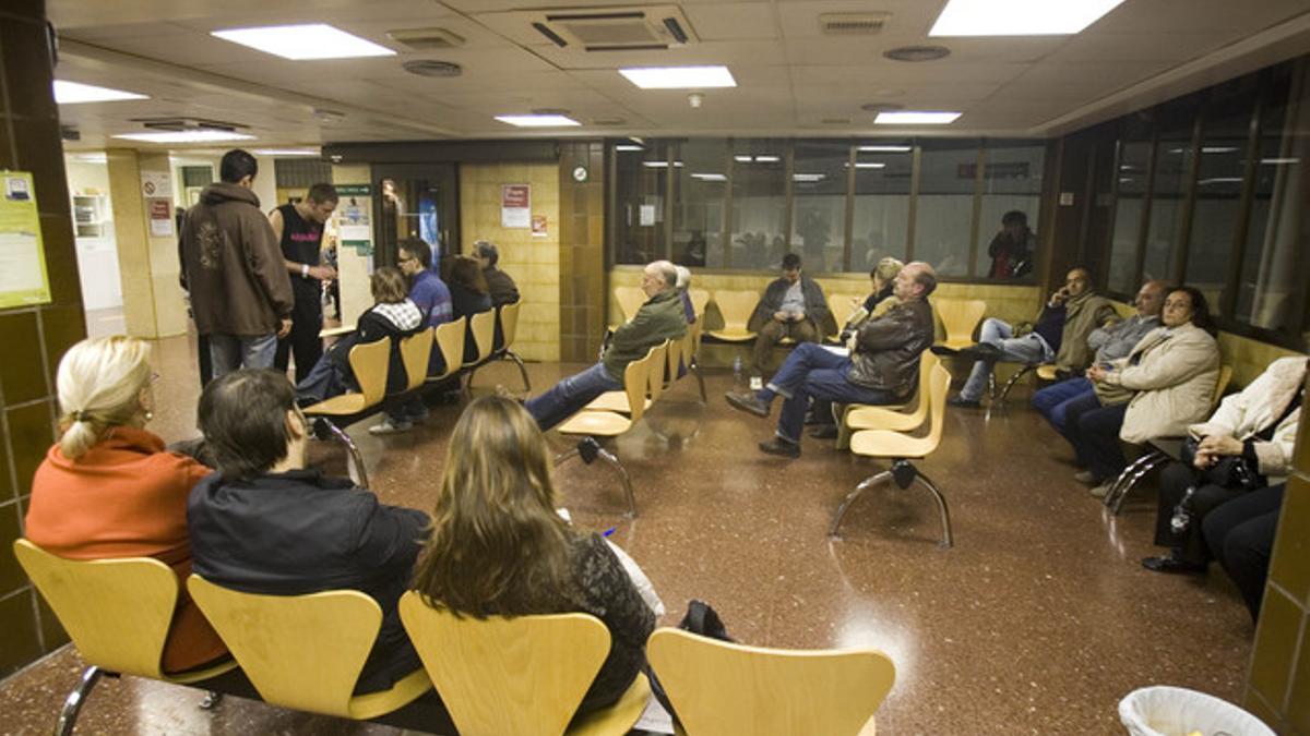 Pacientes en la sala de espera de urgencias del Hospital Clínic que llevaban más de ocho horas esperando a ser atendidos