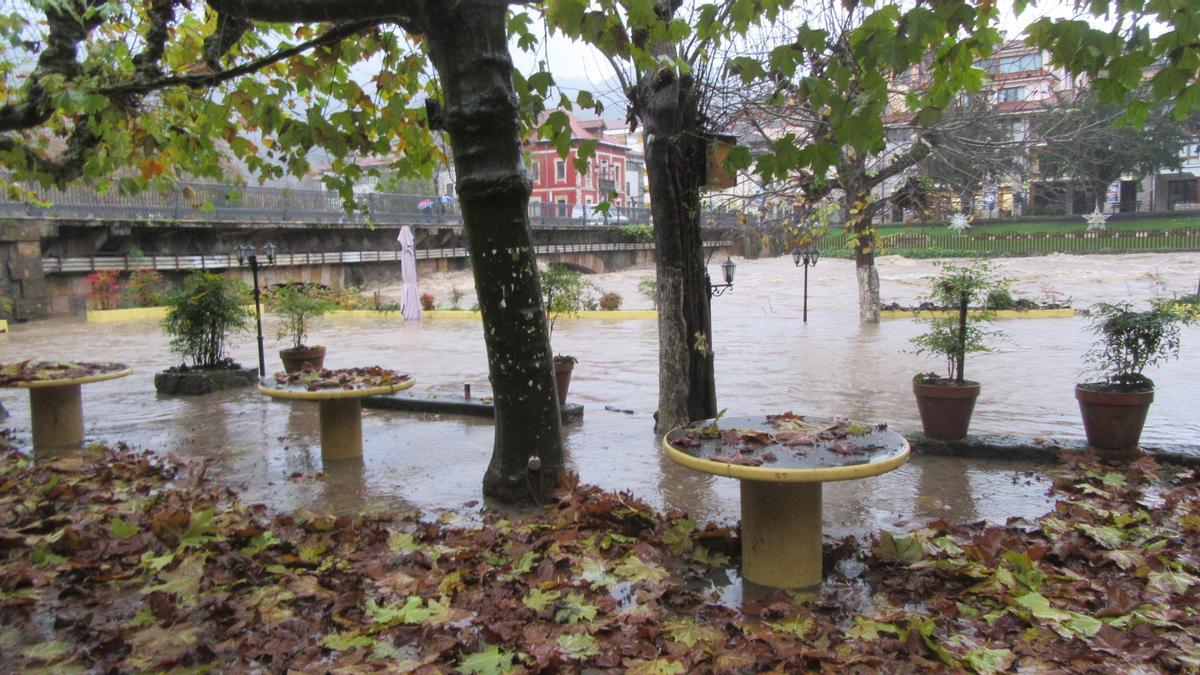 Inundaciones en Asturias: la lluvia complica la situación en muchos puntos de la región, con alerta amarilla y de desbordamientos