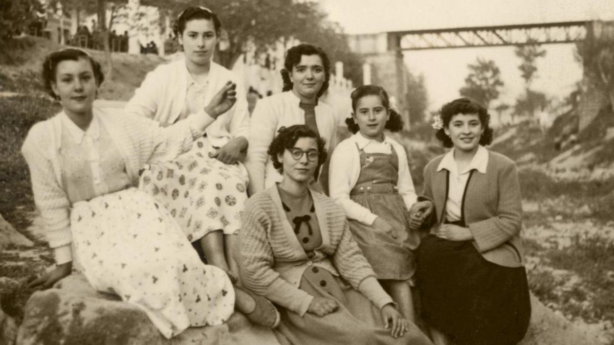 Grup d’amigues en la Font de l’Omet en els anys 50.