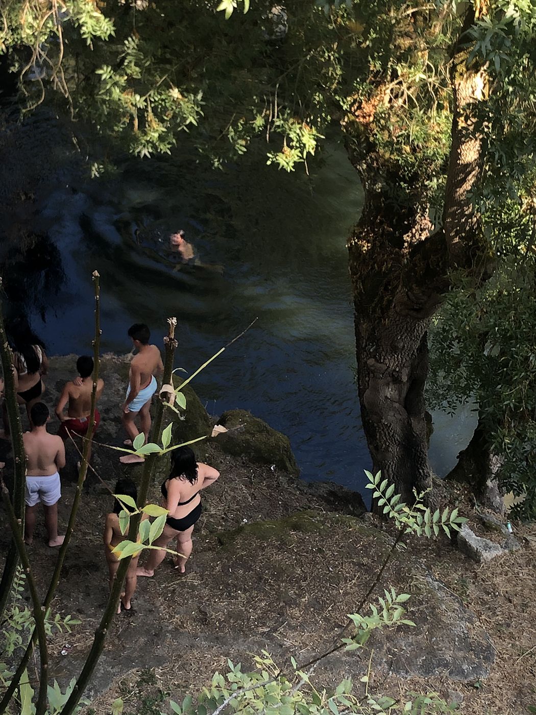 El baño en el Avia en contraste con otro verano en otro puente no muy lejano donde se ejecutó a tantos.jpg