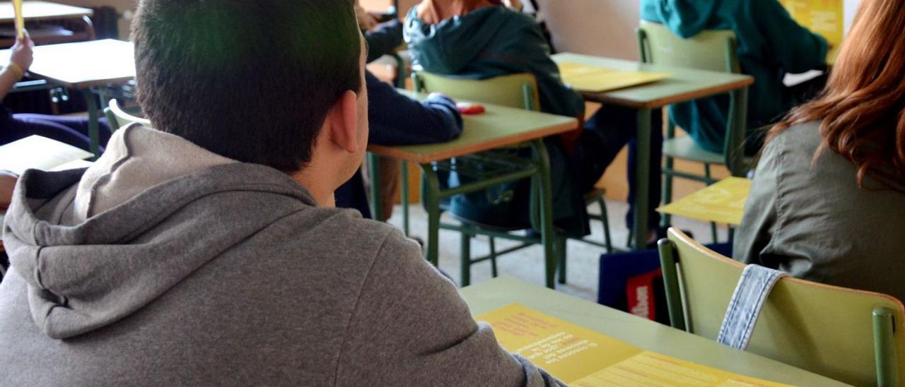 Alumnos, durante una charla sobre salud mental impartida por Feafes Galicia en un centro educativo.