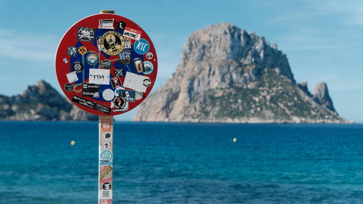 Señal de prohibido aparcar en Cala d'Hort.