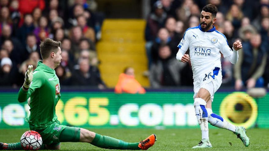 El argelino Mahrez supera al portero del Crystal Palace para sentenciar el encuentro a favor del Leicester.
