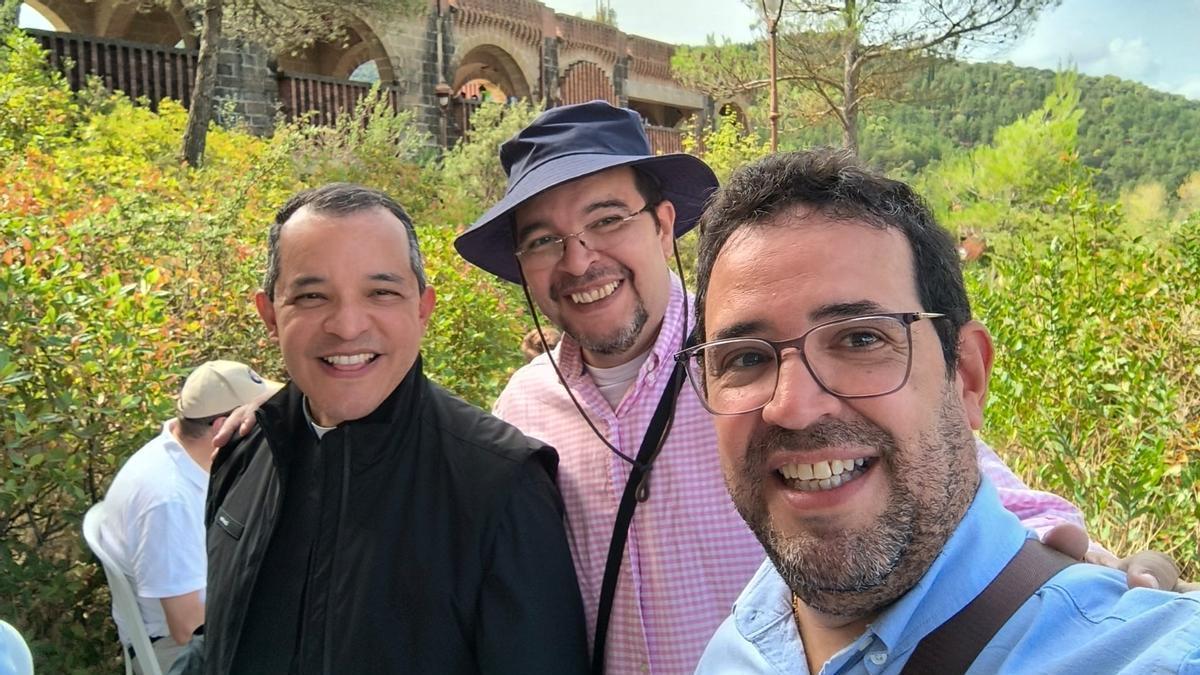 Los hermanos Abelardo, Pedro y César Bazó Canelón, en el santuario mariano de Torreciudad (Huesca).