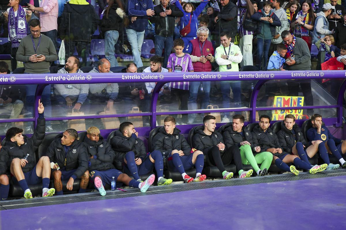 El banquillo del Barça, repleto de titulares, en el Nuevo Zorrilla.