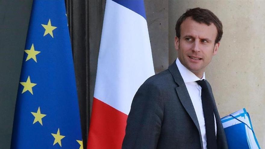 Dimite el ministro de Economía francés Emmanuel Macron