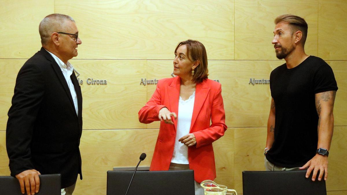La cap de llista del PSC per Girona, Sílvia Paneque, parlant amb els regidors Josep Palouzié i Ángel Martínez