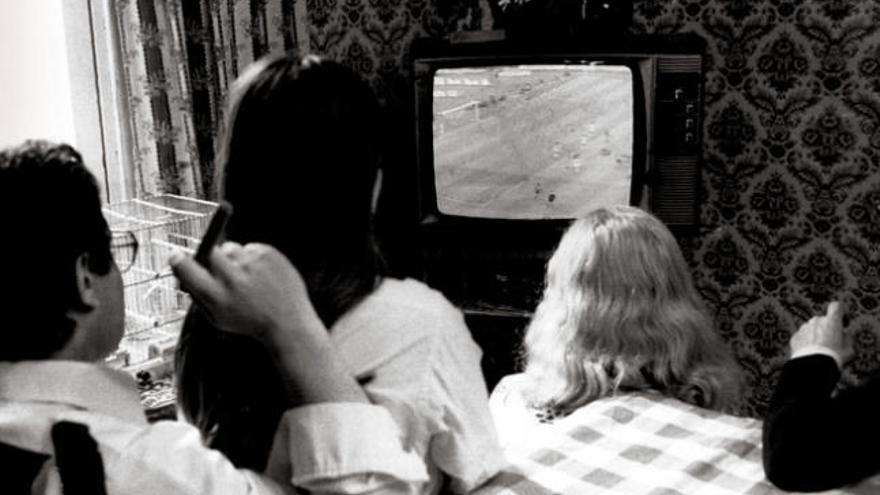 Una familia reunida en los años 70 viendo un partido de fútbol.