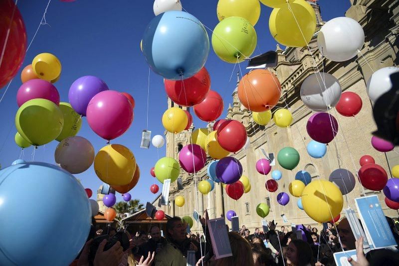 Suelta de globos literarios en la plaza del Pilar