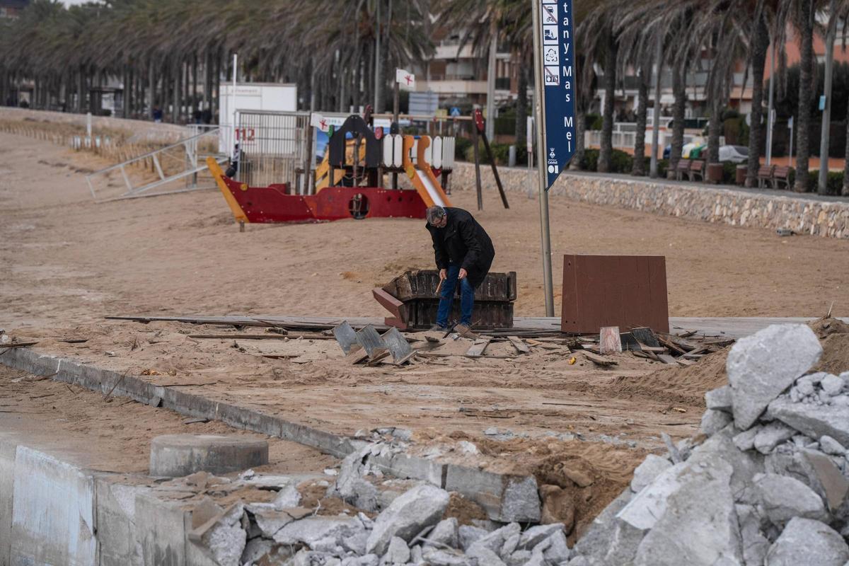 Calafell desmonta parte de su paseo marítimo para devolver espacio tomado a la playa