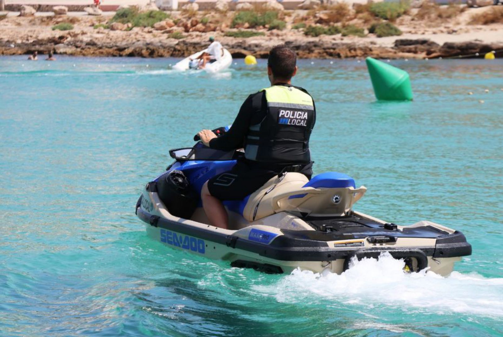 Un agente de la Unidad de Playas en una moto acuática. | ASA