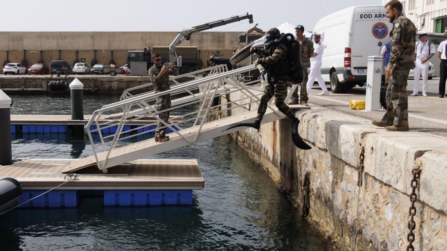 Un buceador de la Armada se lanza al mar como parte del ejercicio desarrollado ayer.