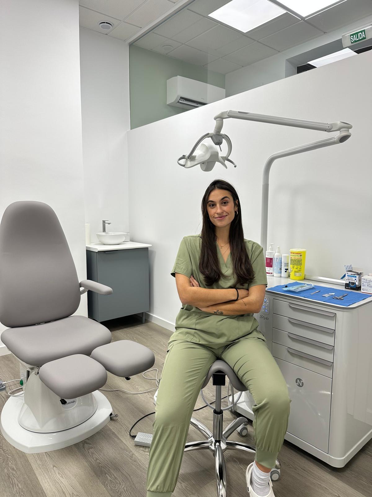 La podóloga Marta Abad en su clínica.