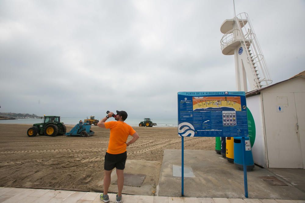 Imágenes de la playa de San Juan, donde la lluvia ha ocasionado serios daños en el arenal y el paseo peatonal.