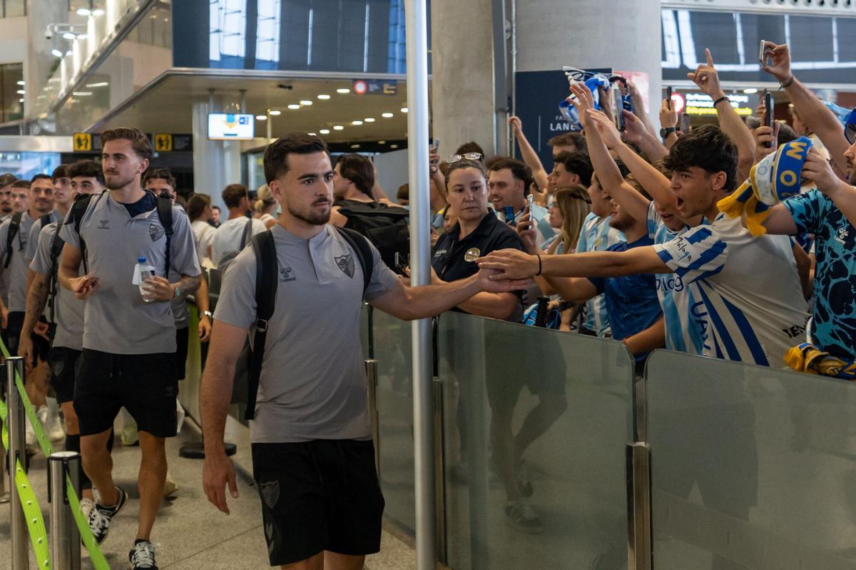 Despedida al Málaga CF en el aeropuerto antes de enfrentarse a la UD Las Palmas en el primer partido del play off de ascenso a la Primera División Despedida al Málaga CF en el aeropuerto antes de enfrentarse a la UD Las Palmas en el primer partido del play off de ascenso a la Primera División