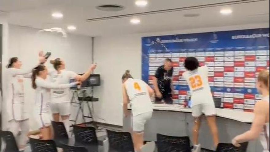 VÍDEO | Les jugadores de l'Uni ruixant Íñiguez per celebrar l'èxit de l'Eurolliga