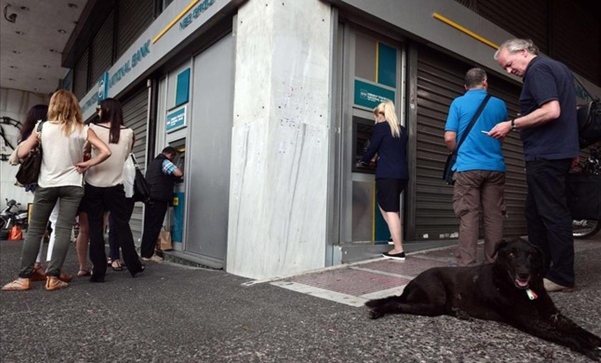 Cua de ciutadans davant els caixers automàtics del Banc Nacional de Grècia, a Atenes.