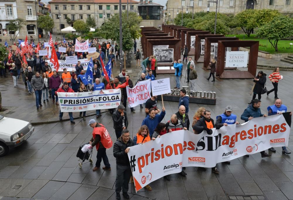 Los funcionarios de prisiones en huelga llevan sus protestas a las calles de Pontevedra