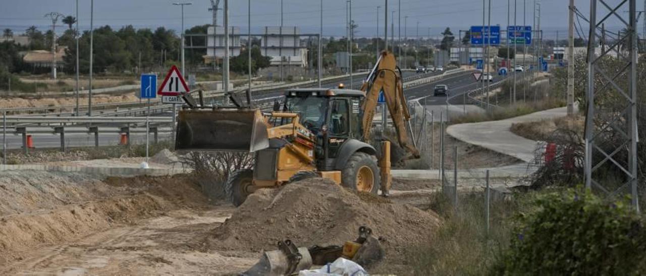 Los operarios han iniciado los trabajos para dar continuidad al carril bici de la Vía Parque.